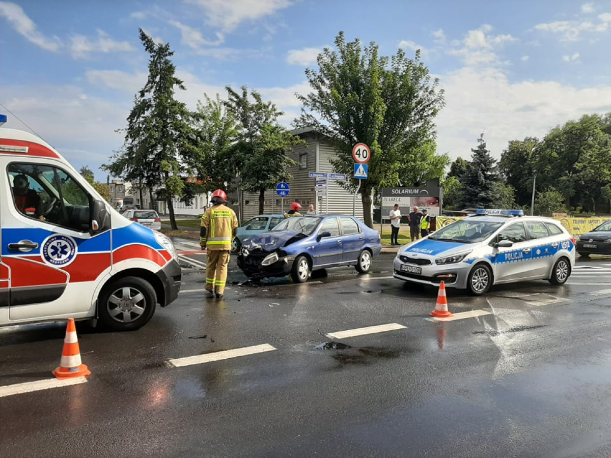Zderzenie na skrzyżowaniu Śmigielskiej z Wyzwolenia [ZDJĘCIA]