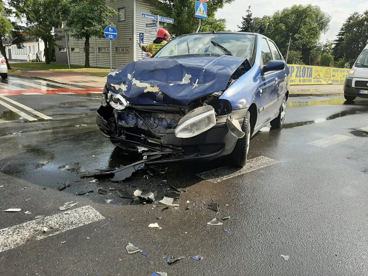 Zderzenie na skrzyżowaniu Śmigielskiej z Wyzwolenia [ZDJĘCIA]