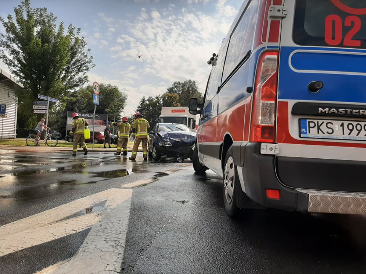 Zderzenie na skrzyżowaniu Śmigielskiej z Wyzwolenia [ZDJĘCIA]
