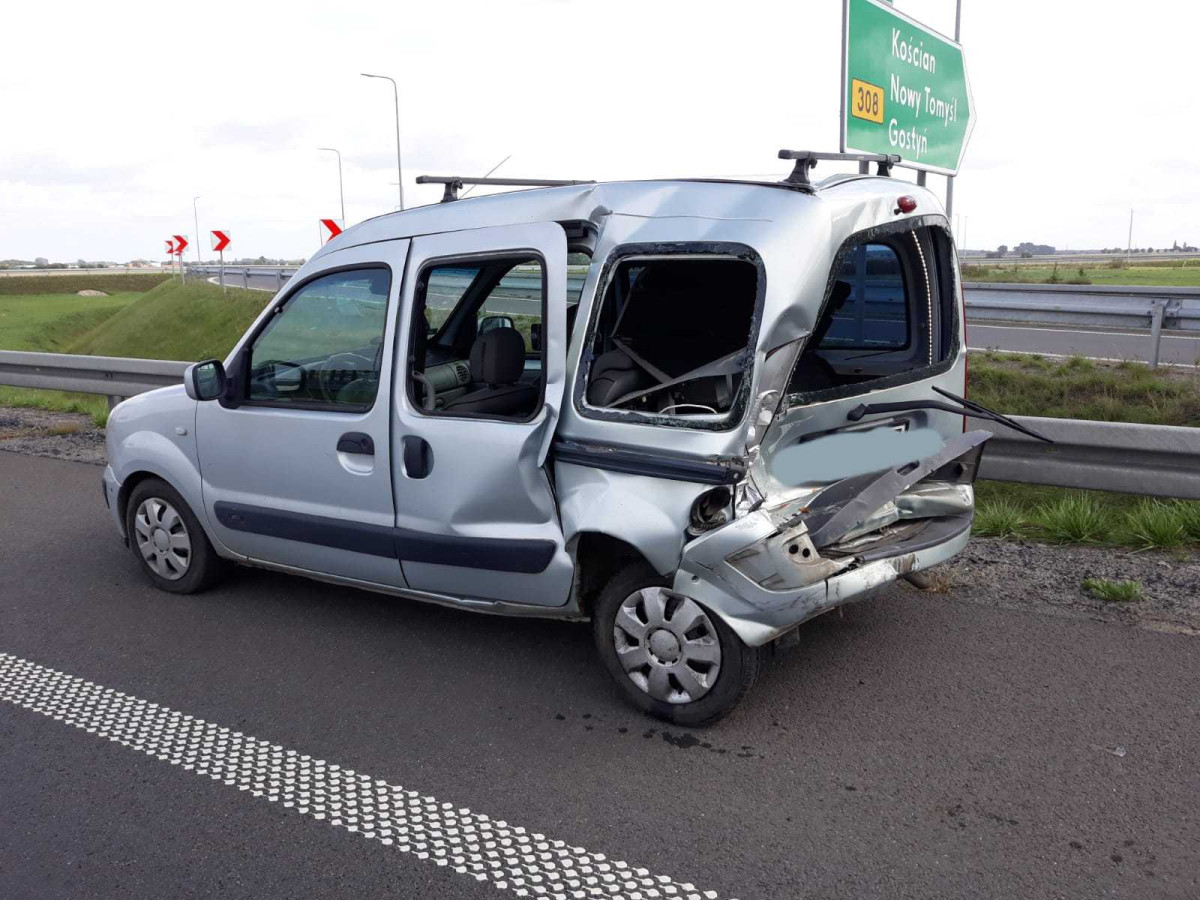 Dwa zdarzenia drogowe na węźle Kościan Północ [ZDJĘCIA]