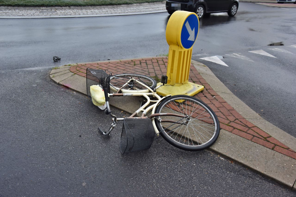 Potrącenie rowerzystki na rondzie w Kościanie [ZDJĘCIA]