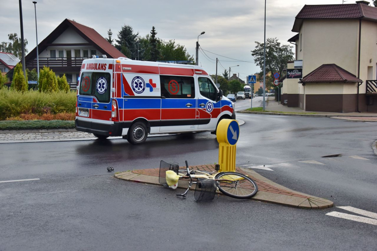 Potrącenie rowerzystki na rondzie w Kościanie [ZDJĘCIA]