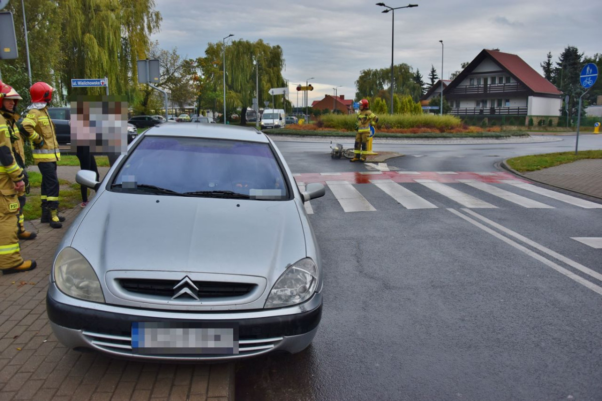 Potrącenie rowerzystki na rondzie w Kościanie [ZDJĘCIA]