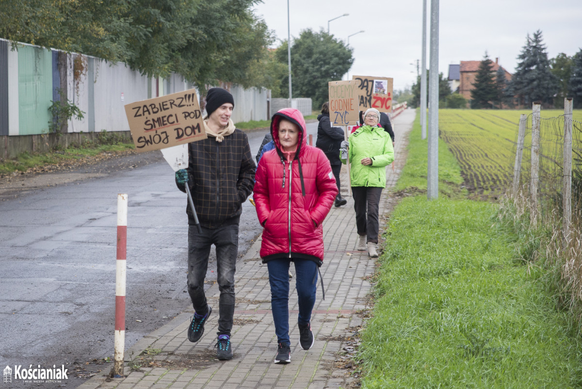 Manifestacja w Przysiece. Blokują wjazd do Polcoppera [FOTO]