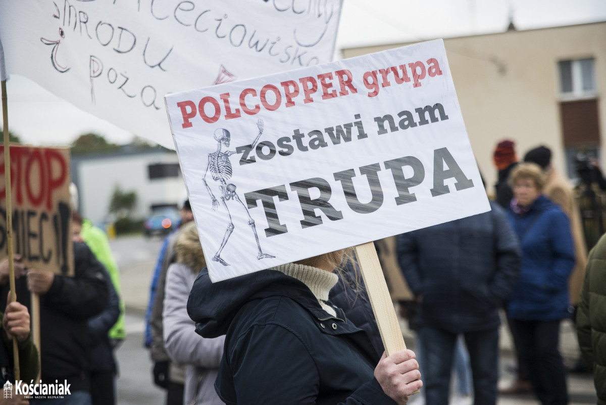 Manifestacja w Przysiece. Blokują wjazd do Polcoppera [FOTO]