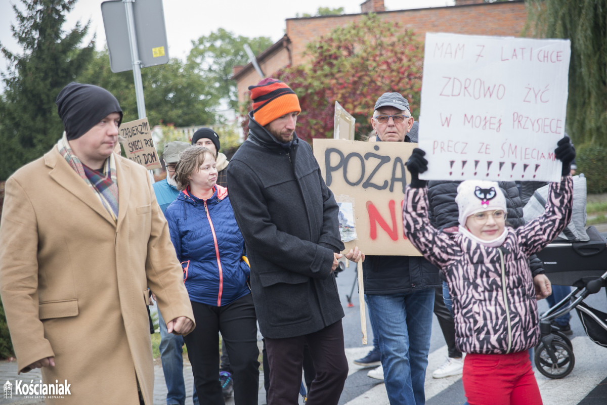 Manifestacja w Przysiece. Blokują wjazd do Polcoppera [FOTO]