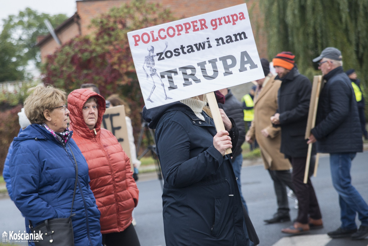 Manifestacja w Przysiece. Blokują wjazd do Polcoppera [FOTO]