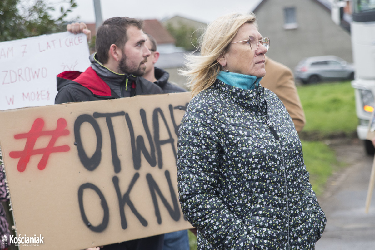 Manifestacja w Przysiece. Blokują wjazd do Polcoppera [FOTO]