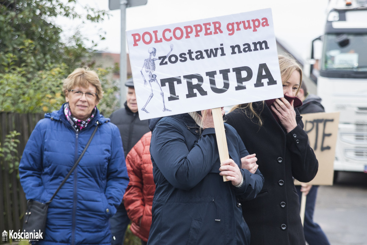 Manifestacja w Przysiece. Blokują wjazd do Polcoppera [FOTO]