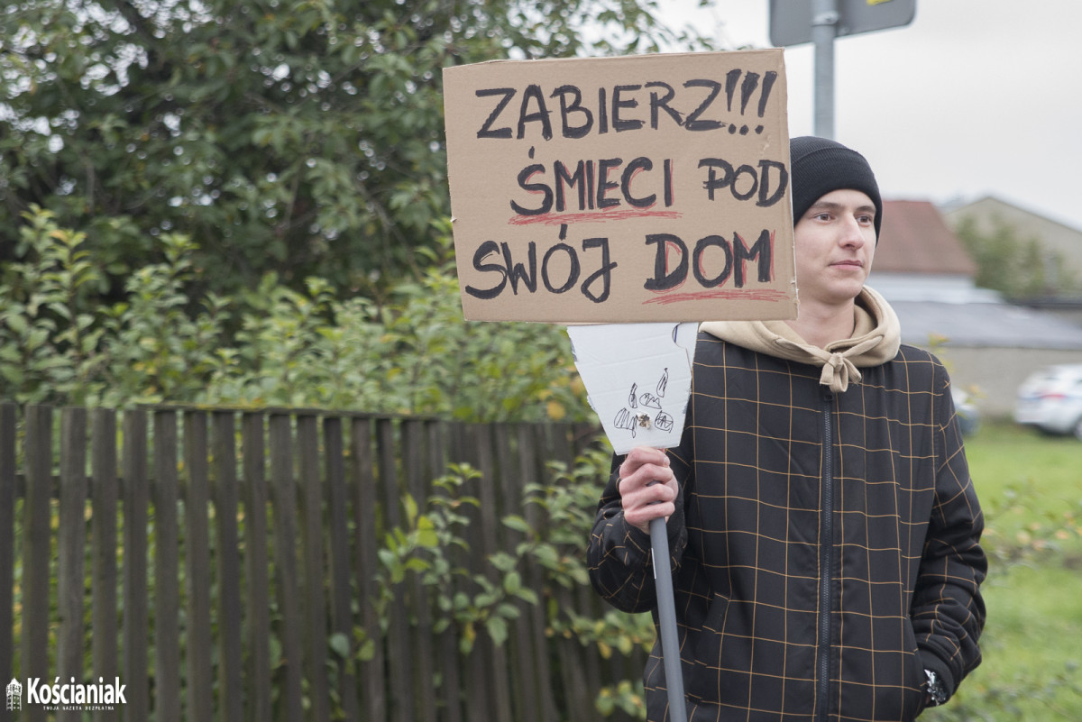 Manifestacja w Przysiece. Blokują wjazd do Polcoppera [FOTO]