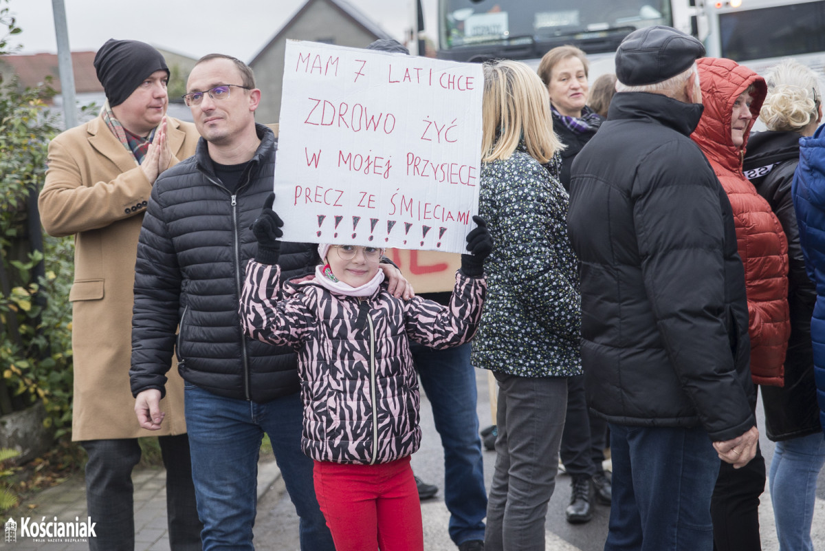 Manifestacja w Przysiece. Blokują wjazd do Polcoppera [FOTO]