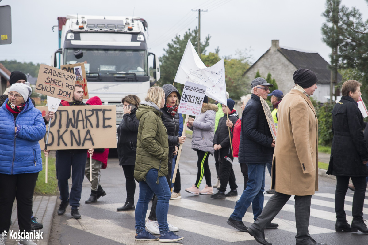 Manifestacja w Przysiece. Blokują wjazd do Polcoppera [FOTO]