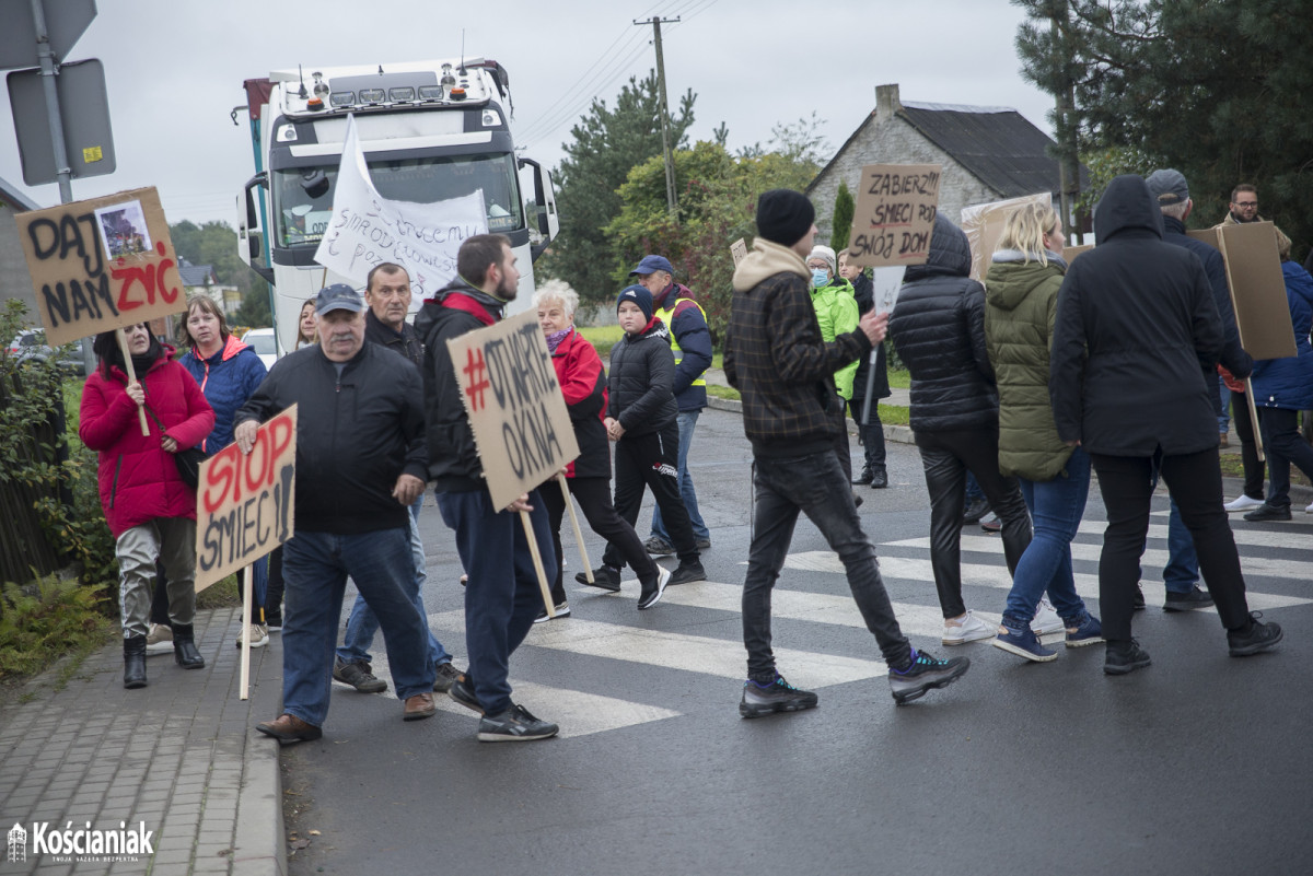 Manifestacja w Przysiece. Blokują wjazd do Polcoppera [FOTO]