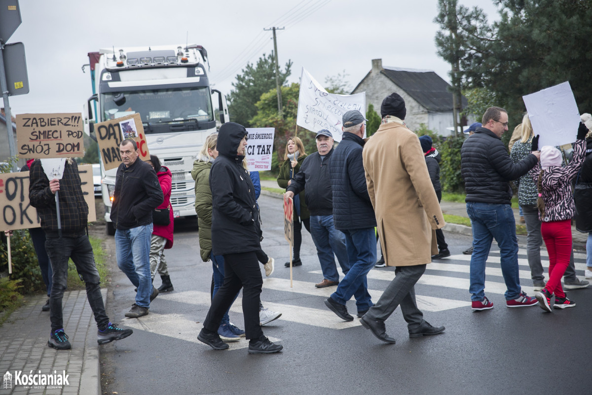 Manifestacja w Przysiece. Blokują wjazd do Polcoppera [FOTO]
