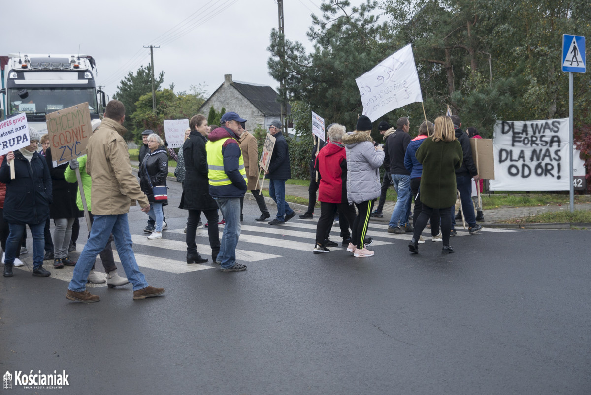 Manifestacja w Przysiece. Blokują wjazd do Polcoppera [FOTO]