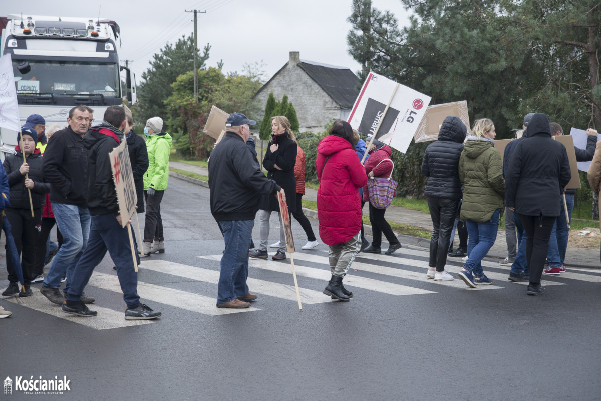 Manifestacja w Przysiece. Blokują wjazd do Polcoppera [FOTO]