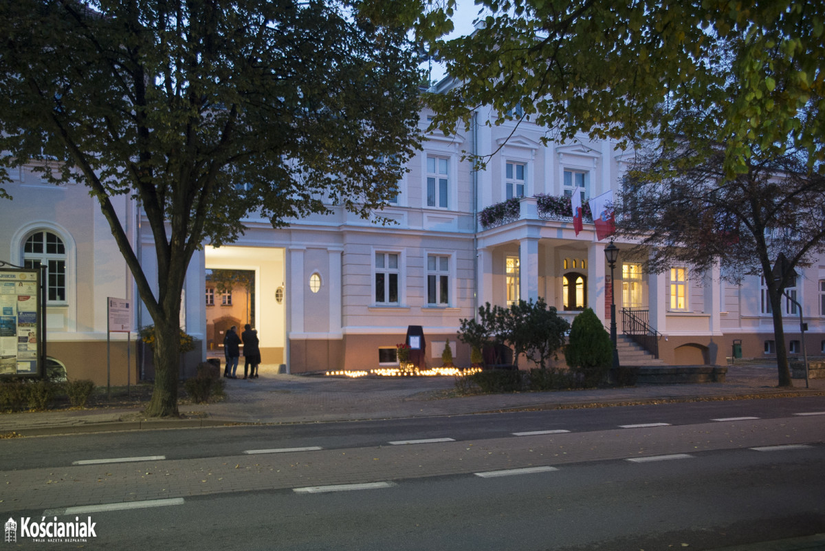 Zapalili znicze w hołdzie zmarłym na Covid-19 [ZDJĘCIA]