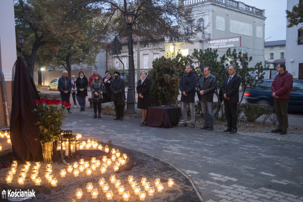 Zapalili znicze w hołdzie zmarłym na Covid-19 [ZDJĘCIA]