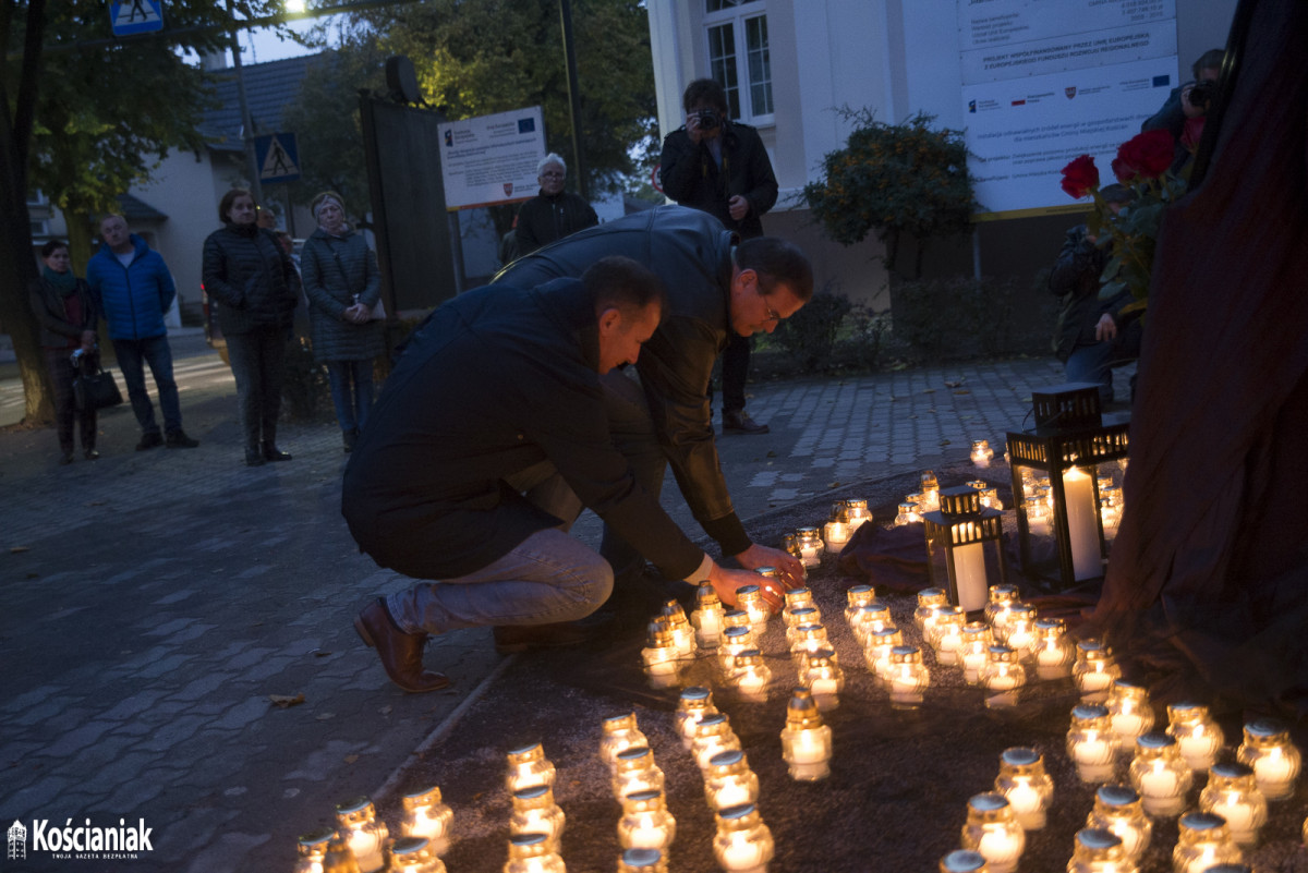 Zapalili znicze w hołdzie zmarłym na Covid-19 [ZDJĘCIA]