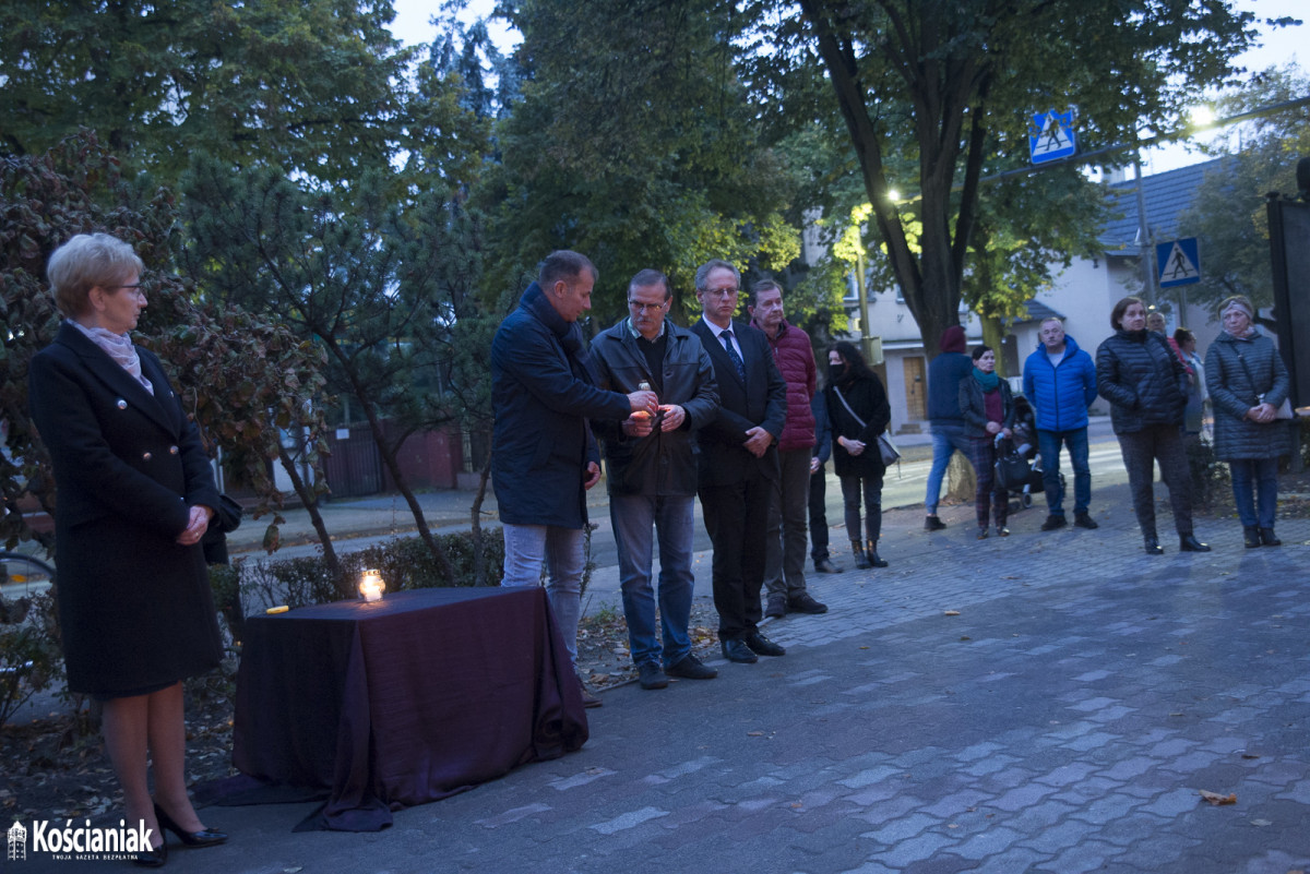 Zapalili znicze w hołdzie zmarłym na Covid-19 [ZDJĘCIA]