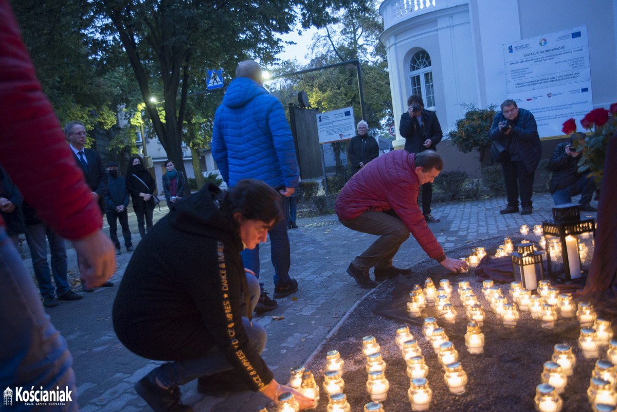 Zapalili znicze w hołdzie zmarłym na Covid-19 [ZDJĘCIA]