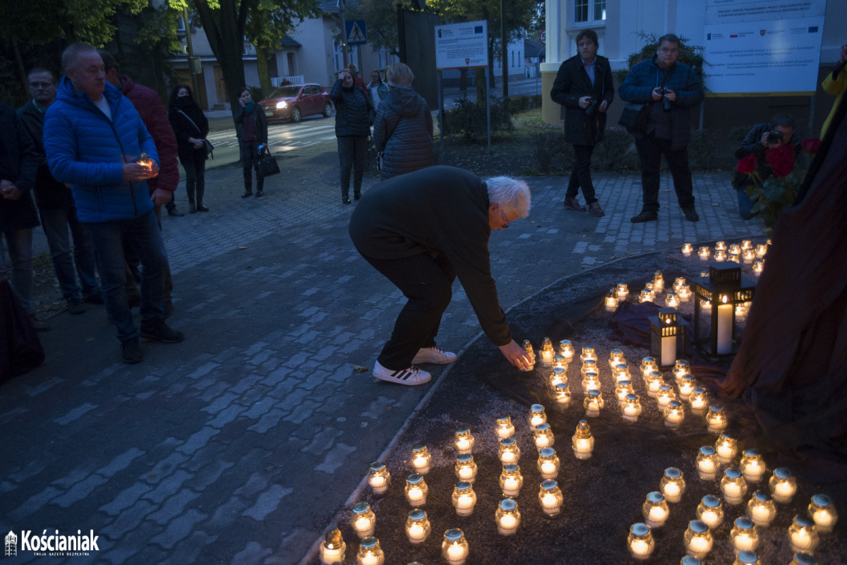 Zapalili znicze w hołdzie zmarłym na Covid-19 [ZDJĘCIA]