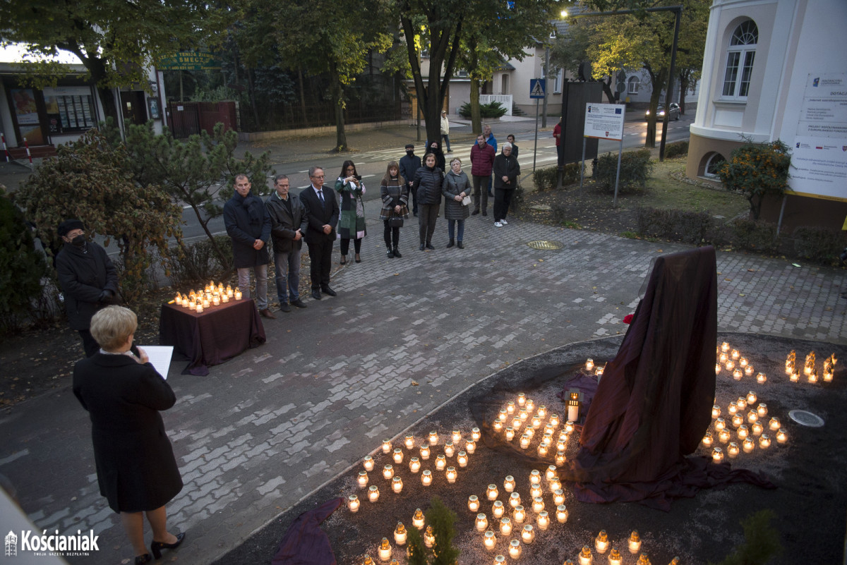 Zapalili znicze w hołdzie zmarłym na Covid-19 [ZDJĘCIA]