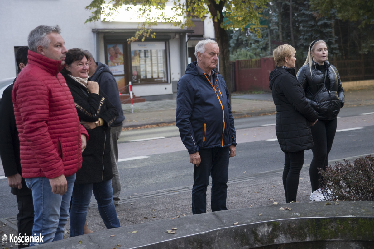 Zapalili znicze w hołdzie zmarłym na Covid-19 [ZDJĘCIA]