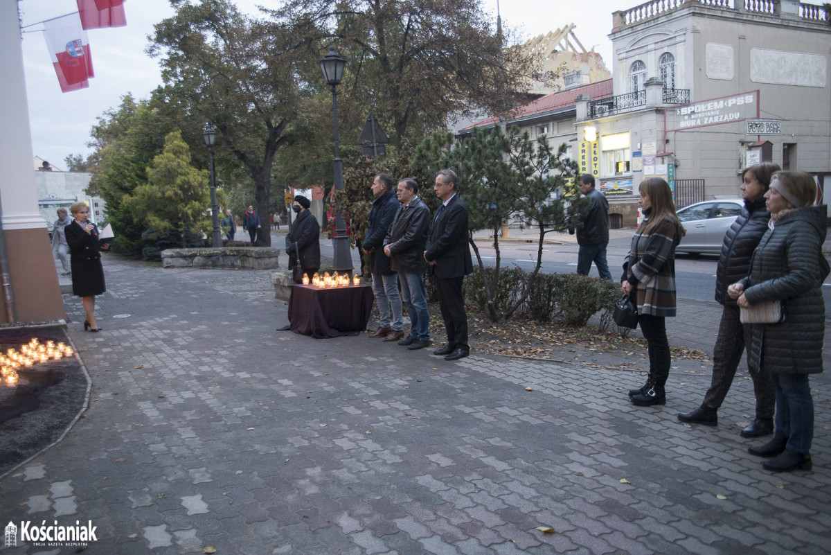 Zapalili znicze w hołdzie zmarłym na Covid-19 [ZDJĘCIA]
