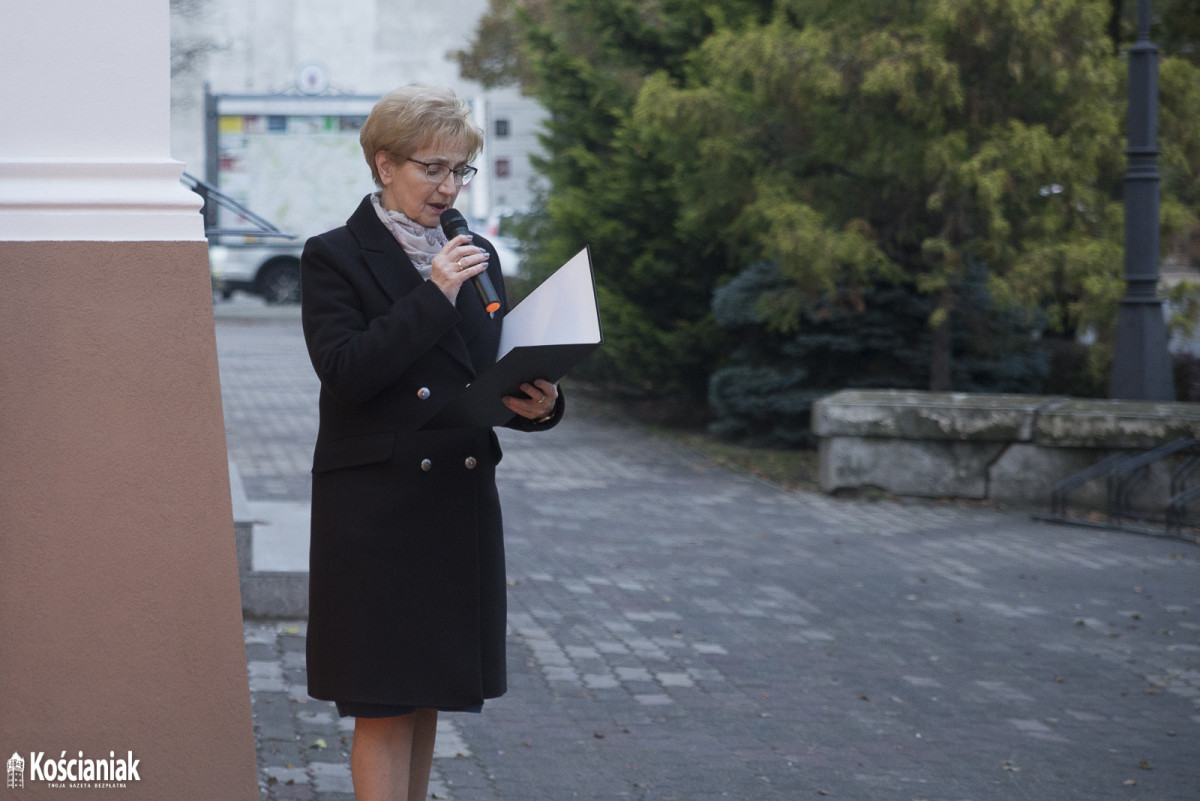 Zapalili znicze w hołdzie zmarłym na Covid-19 [ZDJĘCIA]