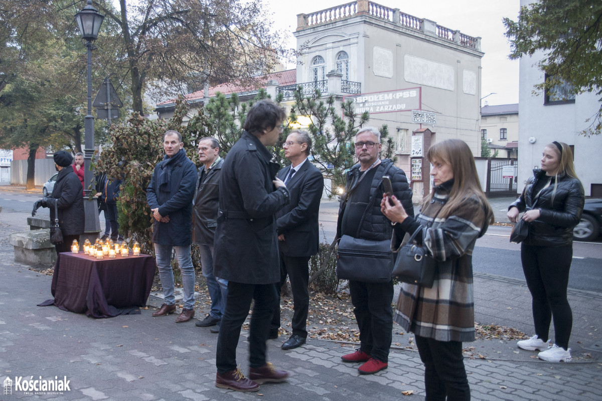 Zapalili znicze w hołdzie zmarłym na Covid-19 [ZDJĘCIA]