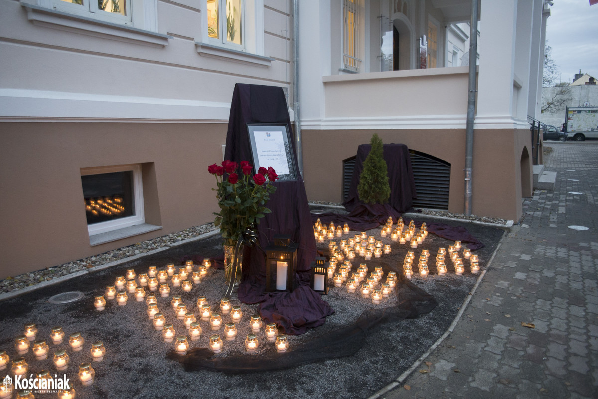 Zapalili znicze w hołdzie zmarłym na Covid-19 [ZDJĘCIA]
