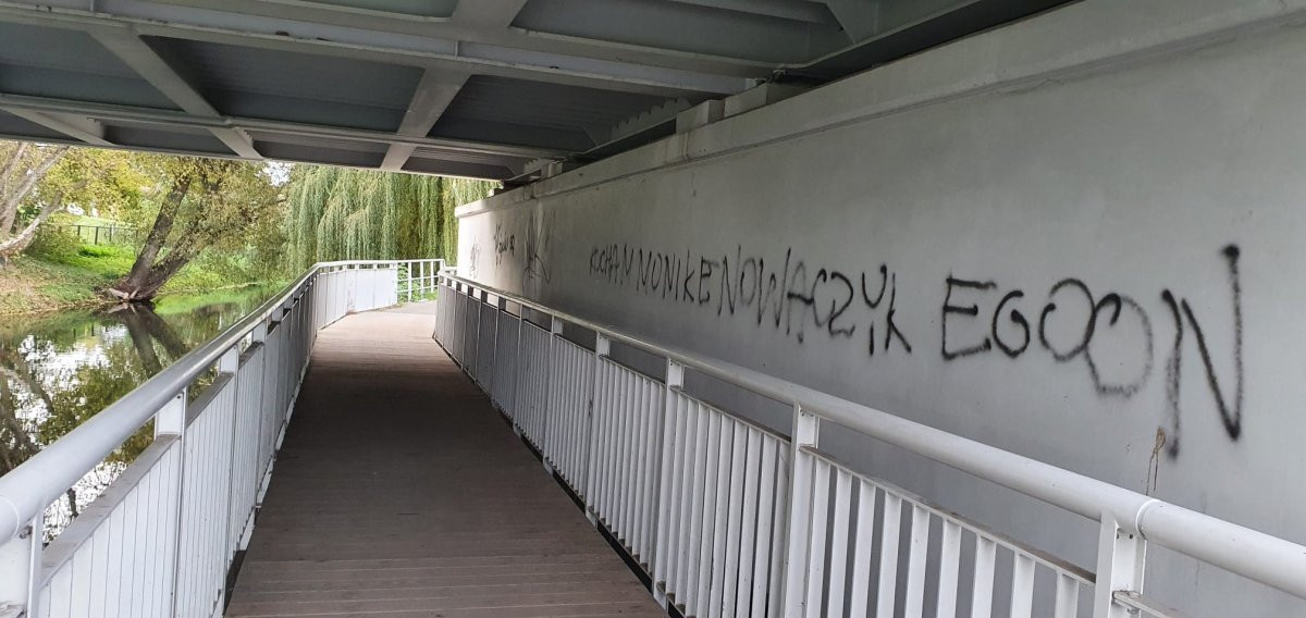 Autor ściennych bazgrołów ustalony. Odpowie przed sądem