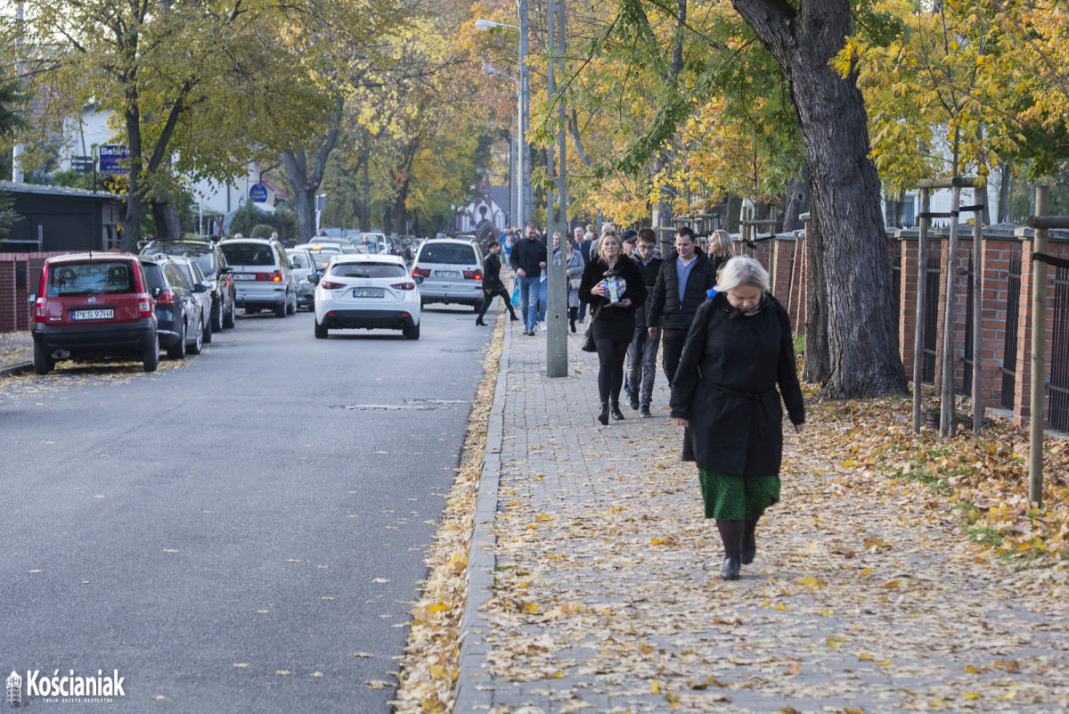 Kościaniacy odwiedzają groby bliskich [ZDJĘCIA]