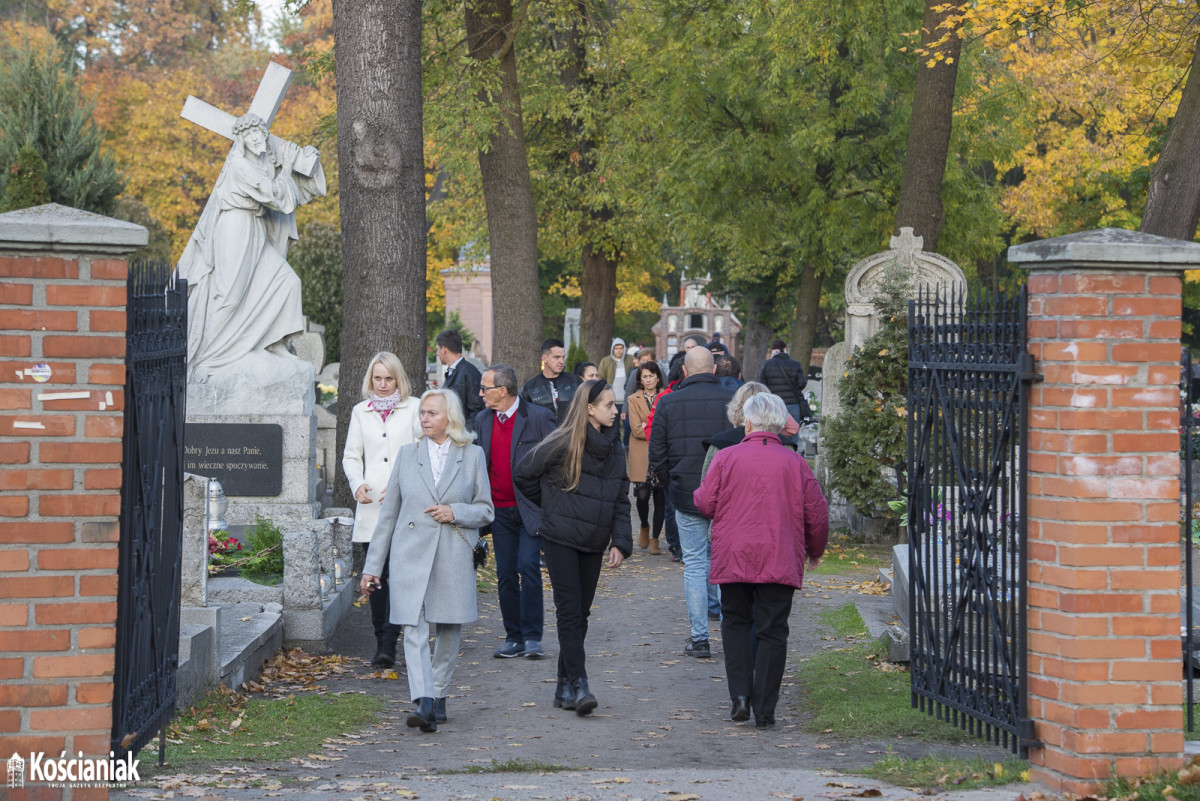 Kościaniacy odwiedzają groby bliskich [ZDJĘCIA]