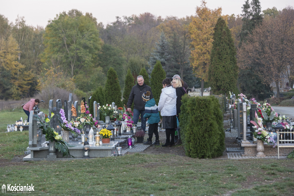 Kościaniacy odwiedzają groby bliskich [ZDJĘCIA]