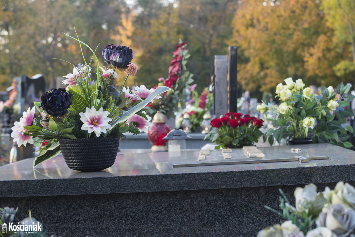 Kościaniacy odwiedzają groby bliskich [ZDJĘCIA]