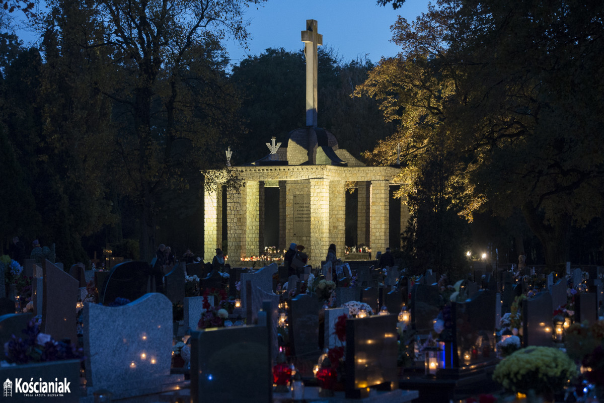 Kościaniacy odwiedzają groby bliskich [ZDJĘCIA]