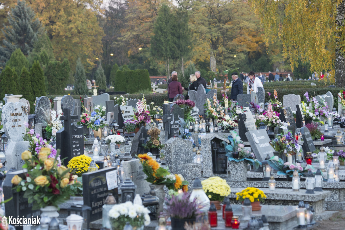 Kościaniacy odwiedzają groby bliskich [ZDJĘCIA]