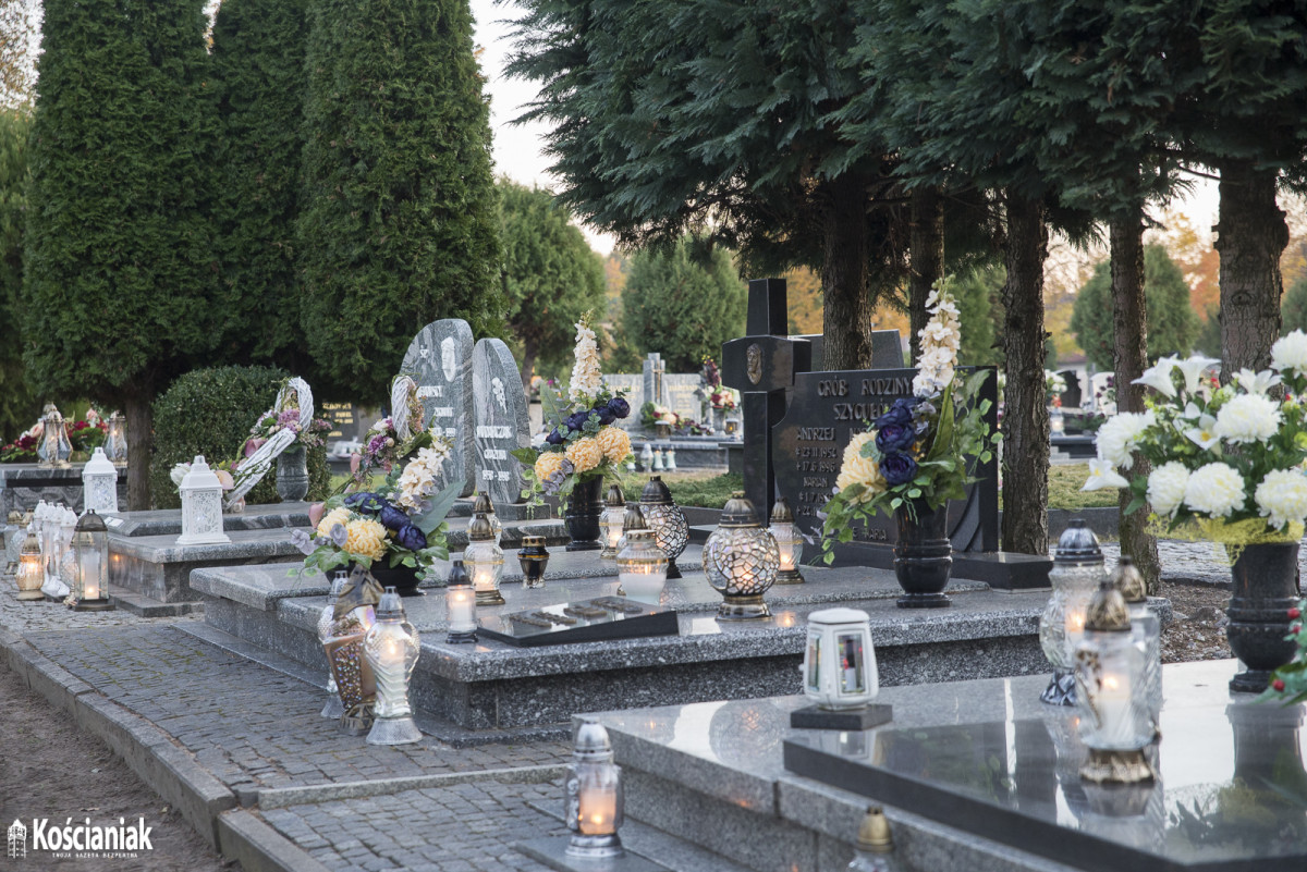 Kościaniacy odwiedzają groby bliskich [ZDJĘCIA]