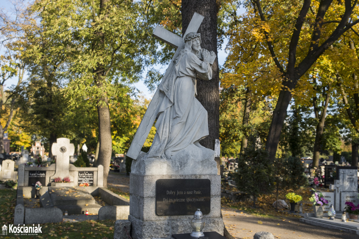 Kościaniacy odwiedzają groby bliskich [ZDJĘCIA]