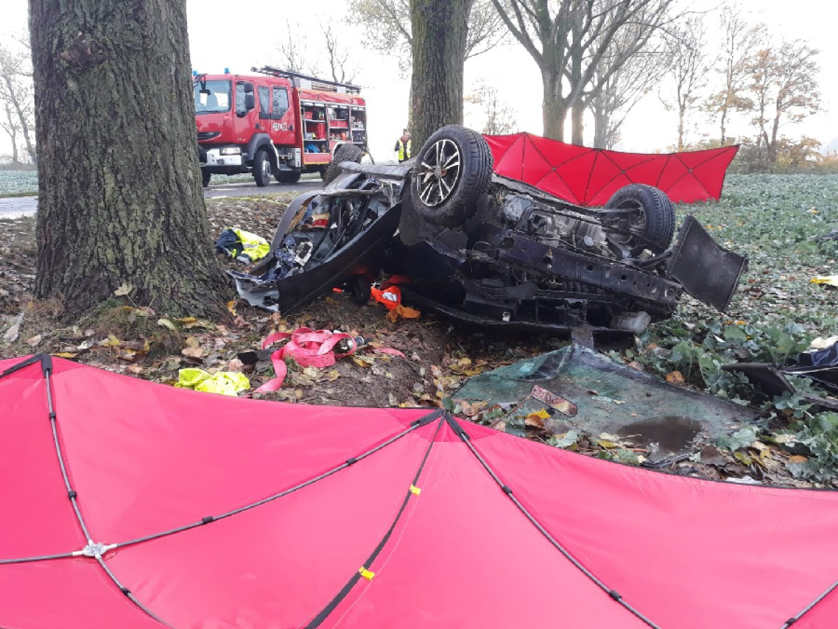 Tragiczny wypadek. Nie żyją dwie osoby [ZDJĘCIA]