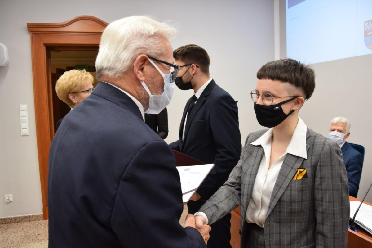 Starostwo nagrodziło zdolnych uczniów i studentów [ZDJĘCIA]