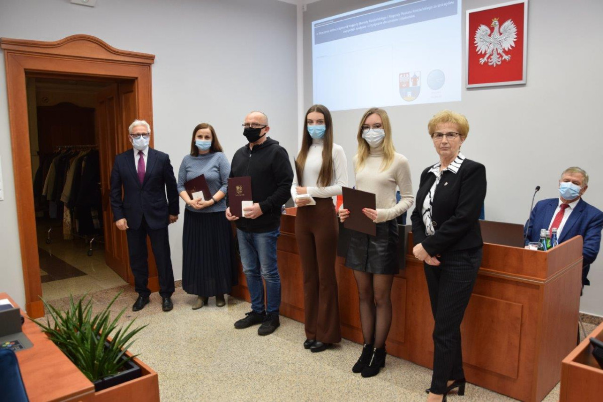 Starostwo nagrodziło zdolnych uczniów i studentów [ZDJĘCIA]