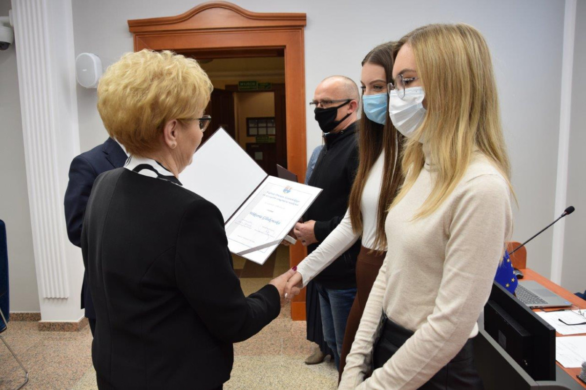 Starostwo nagrodziło zdolnych uczniów i studentów [ZDJĘCIA]