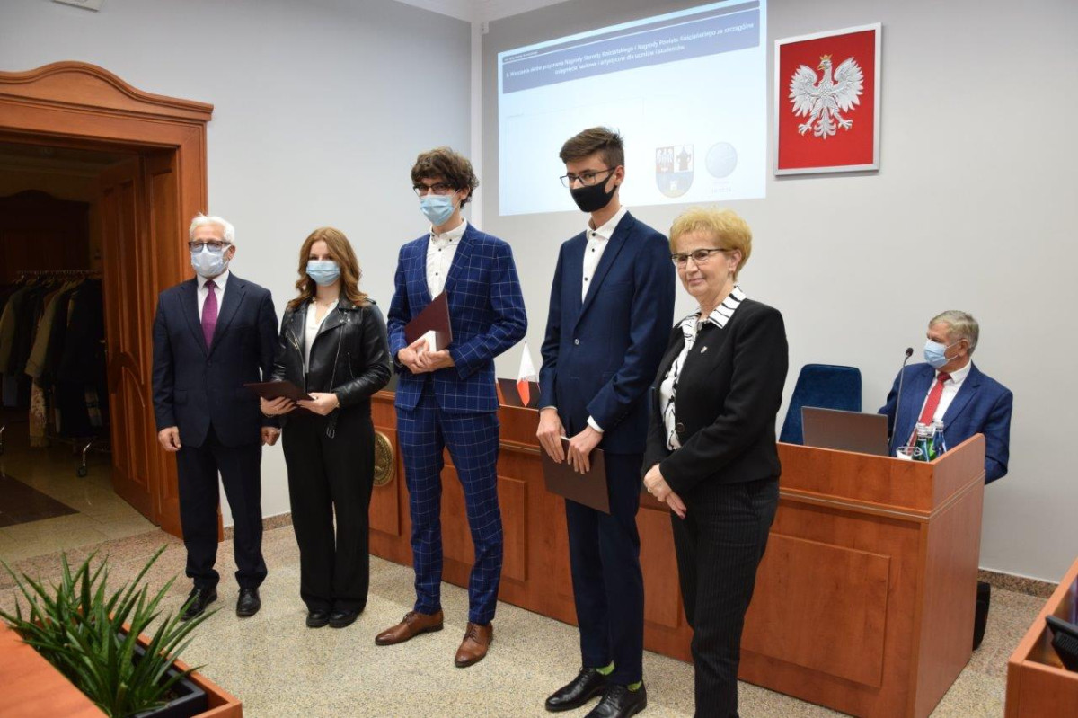 Starostwo nagrodziło zdolnych uczniów i studentów [ZDJĘCIA]