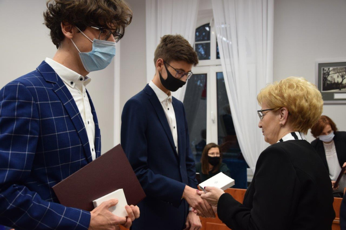 Starostwo nagrodziło zdolnych uczniów i studentów [ZDJĘCIA]