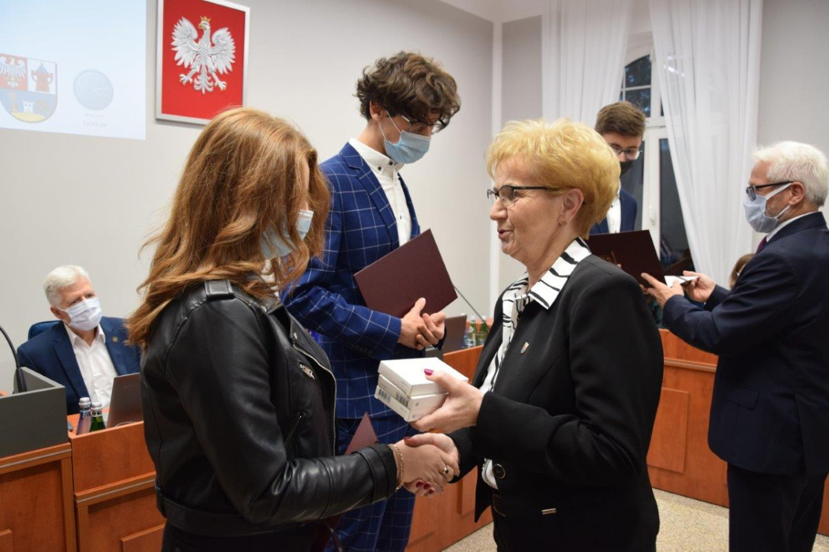 Starostwo nagrodziło zdolnych uczniów i studentów [ZDJĘCIA]