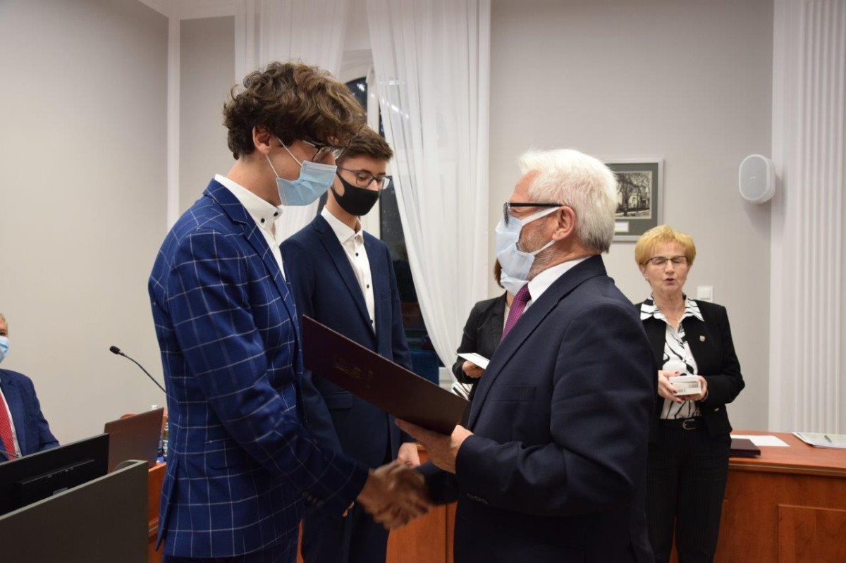 Starostwo nagrodziło zdolnych uczniów i studentów [ZDJĘCIA]