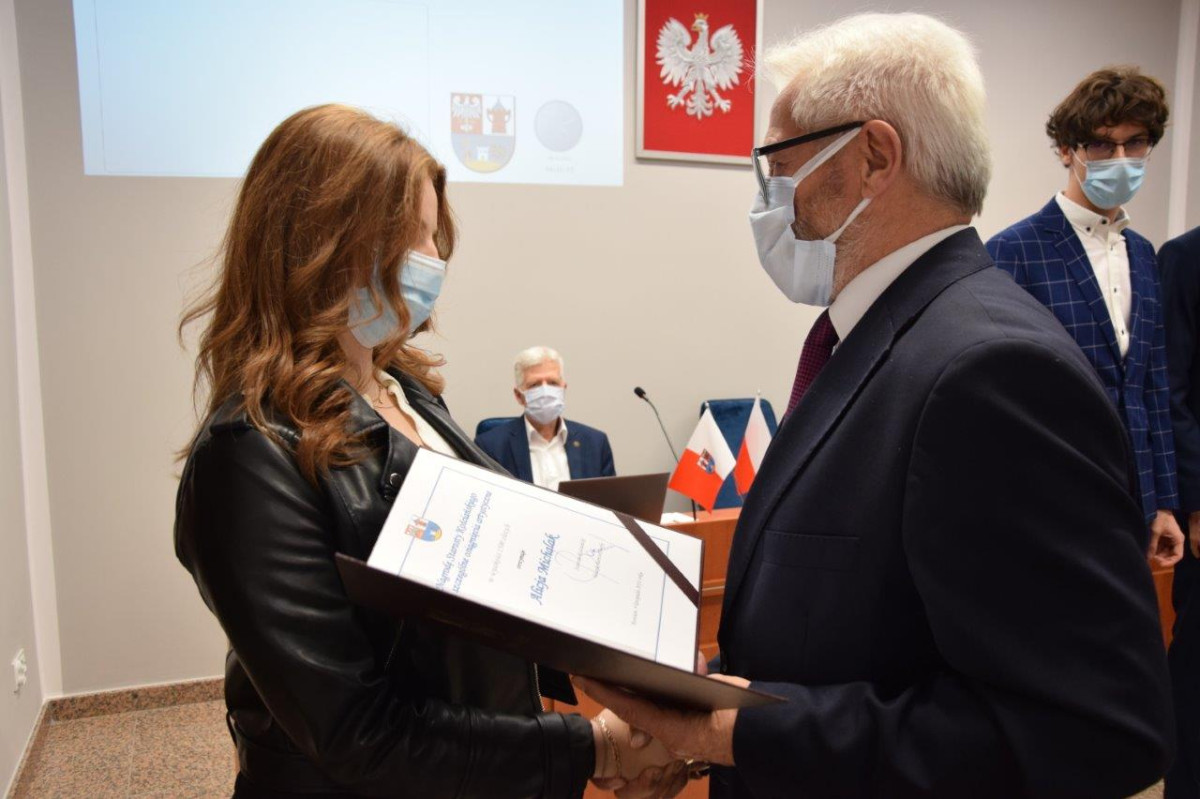 Starostwo nagrodziło zdolnych uczniów i studentów [ZDJĘCIA]